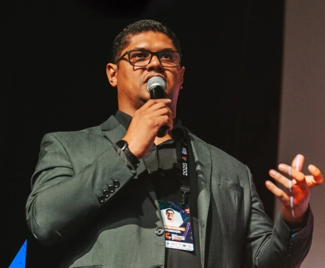 Sergerson Silvestre durante palestra